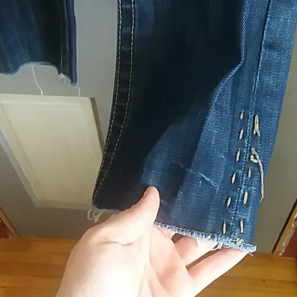 BKE Starlite Cropped Distressed Jeans - Picture 2 of 8